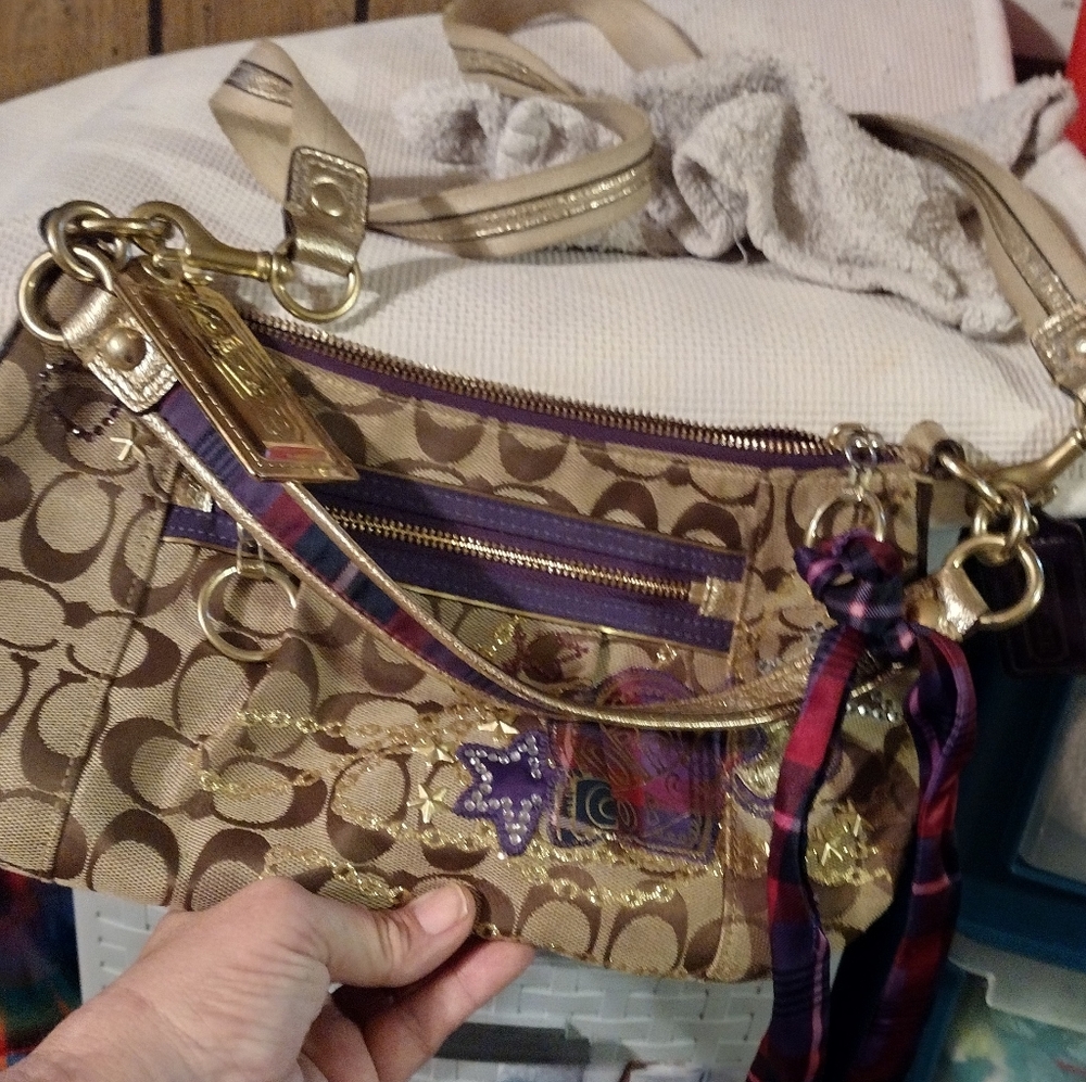 Coach Poppy handbag has all extras